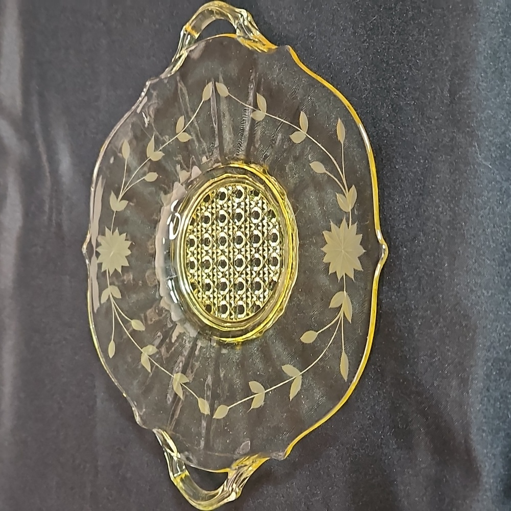 Yellow Depression Handled Etched Glass Cake Plate Martha Washington T4